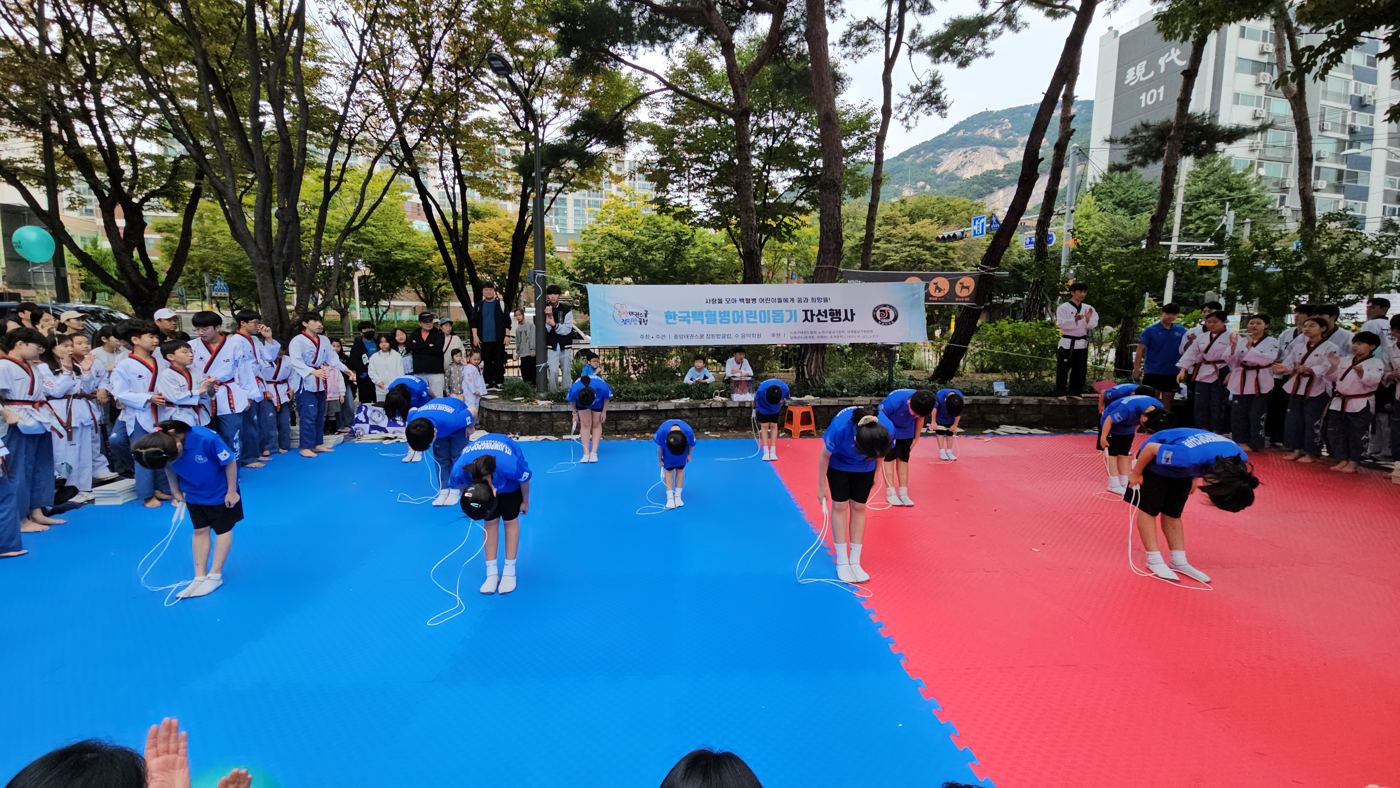 자선행사 줄넘기 시범 후 인사하는 점핑팝클럽 아이들