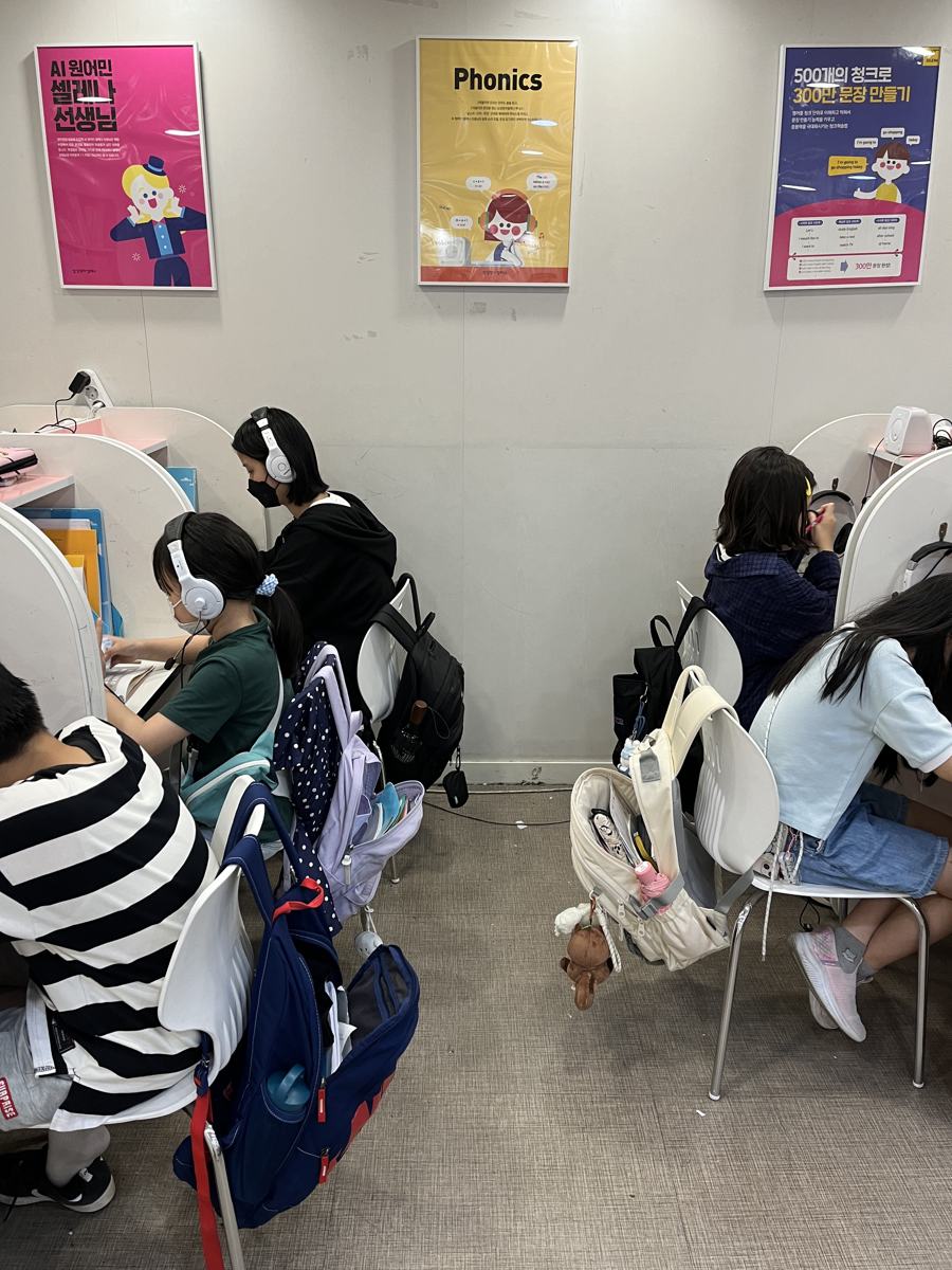 파닉스 청크 학습 안내 포스터와 수업 모습